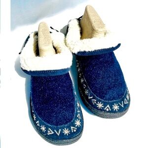 Clarks Wool Navy Blue Sherpa Lined Slippers Rubber Sole Excellent Condition!
